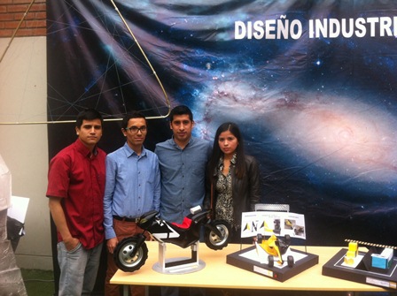 Estudiantes de Diseño Industrial, ganadores con su diseño de Motocicleta.