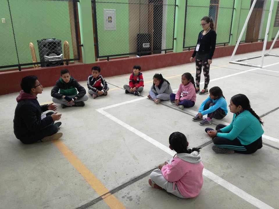 estudiantes de psicología realizan taller de psico arte en cajamarca