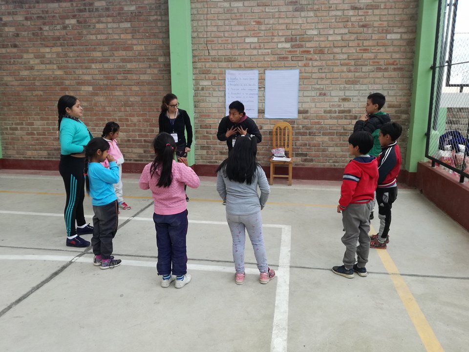 estudiantes de psicología realizan taller de psico arte en cajamarca