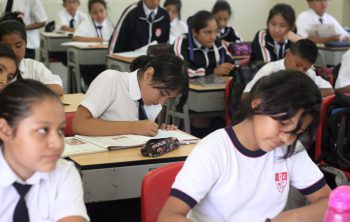 Tareas de escritura y memoria auditiva inmediata en escolares peruanos