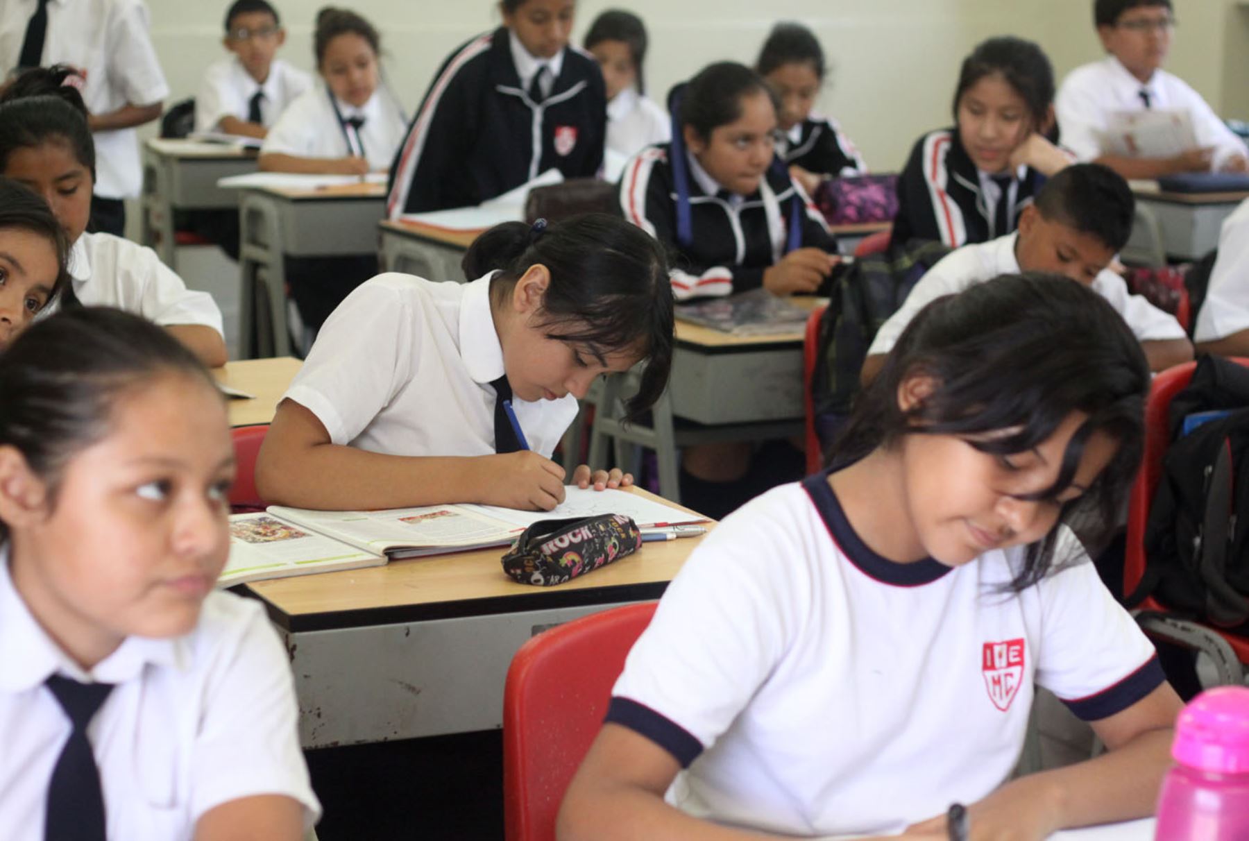 Tareas de escritura y memoria auditiva inmediata en escolares peruanos