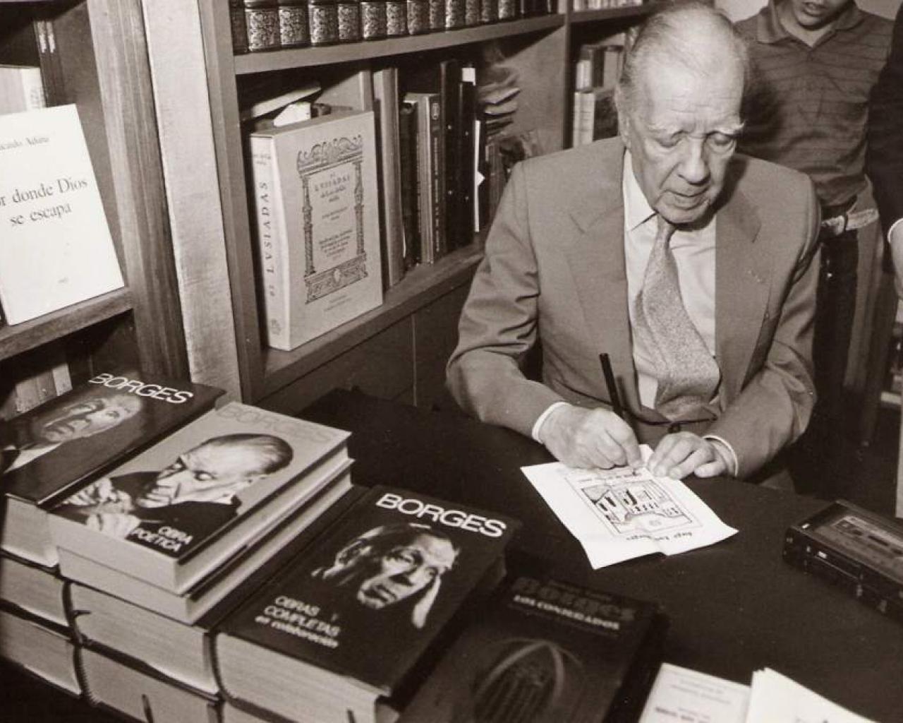 Autor de poemas, cuentos y ensayos, Jorge Luis Borges es una de las figuras más representativas del siglo pasado.
