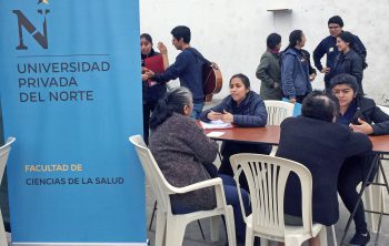 Nuestros estudiantes atienden gratuitamente a adultos mayores en su día