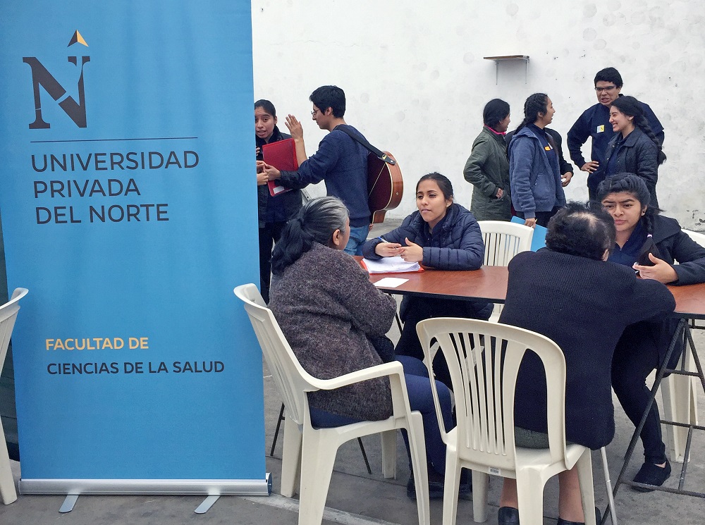 Nuestros estudiantes atienden gratuitamente a adultos mayores en su día