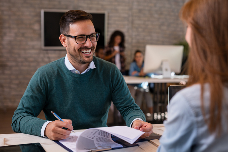 Crear buenas relaciones en tu trabajo también ayudará a tu éxito.