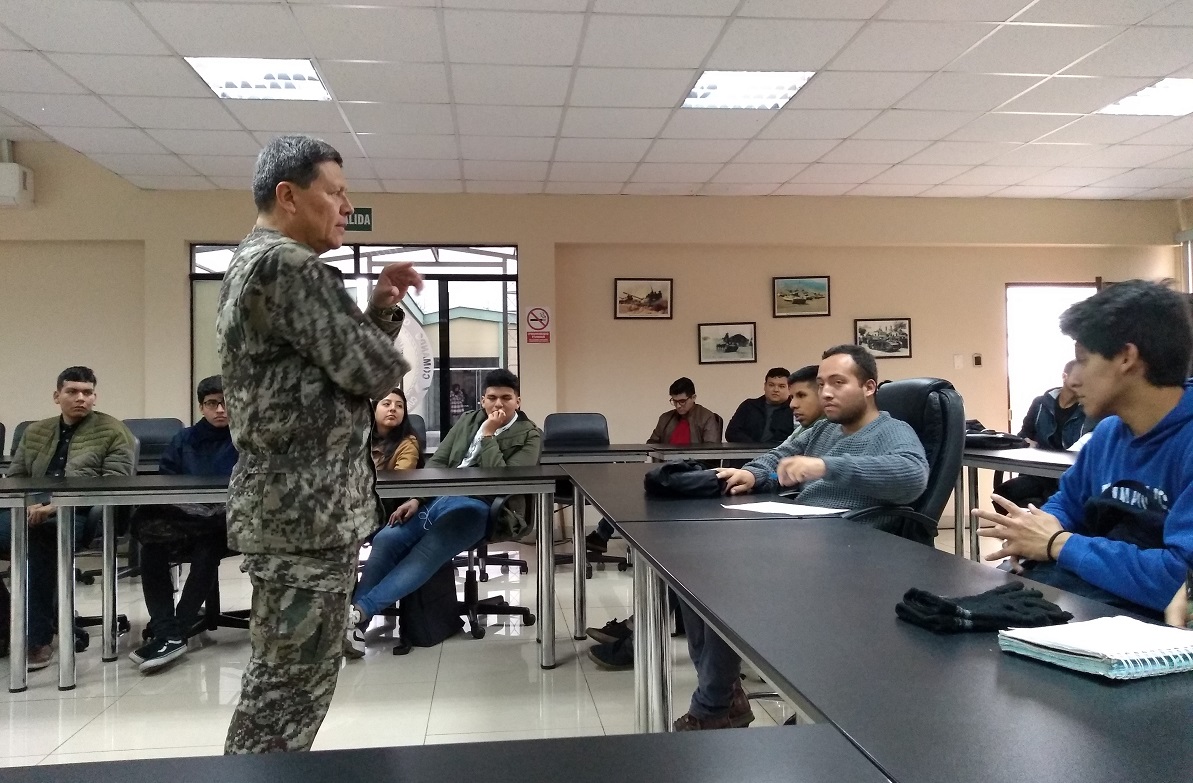 Gonzalo Iwasaki recibe a nuestros futuros comunicadores en el Ejército