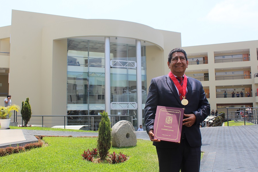 Colegio de Economistas de Trujillo reconoce a nuestro docente como “Economista Exitoso” en su IV aniversario