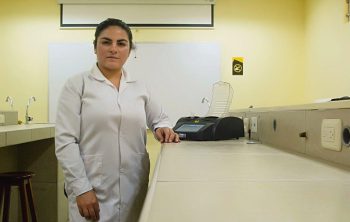 Impedir la liberación de carbono hacia la atmósfera: el objetivo de nuestra egresada Nilsa Fernández