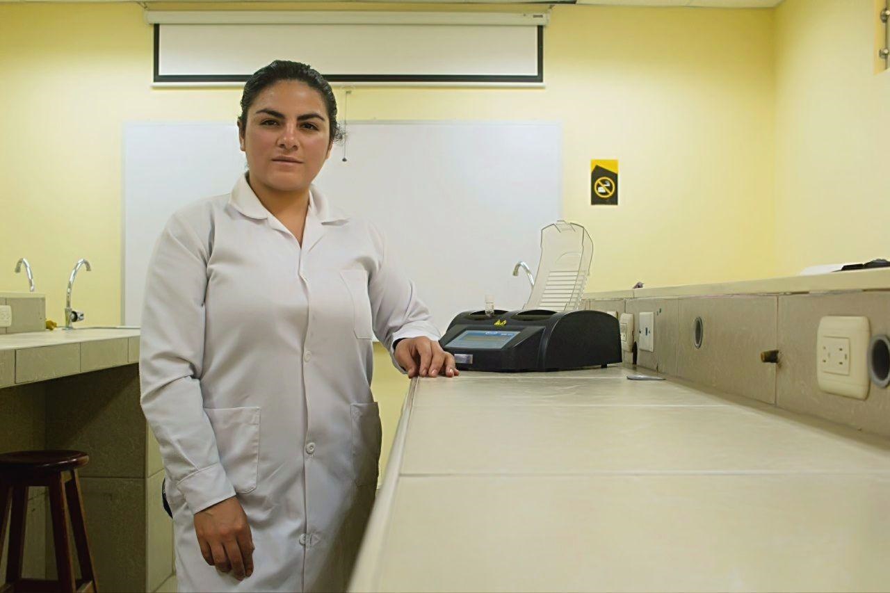 Impedir la liberación de carbono hacia la atmósfera: el objetivo de nuestra egresada Nilsa Fernández