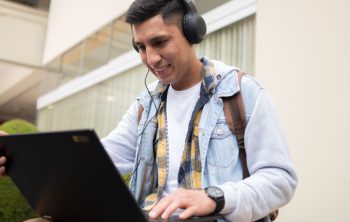 Bibliotecas-virtuales-joven-con-laptop